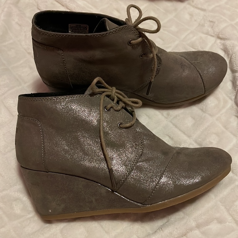 Woman’s Wedge Toms Shoe Taupe with Sparkle Detail Size 9.5